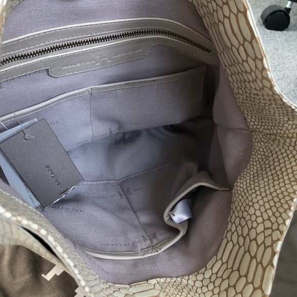 New NWT Halston Heritage cream beige leather croc patent shoulder hobo bag - Picture 4 of 10